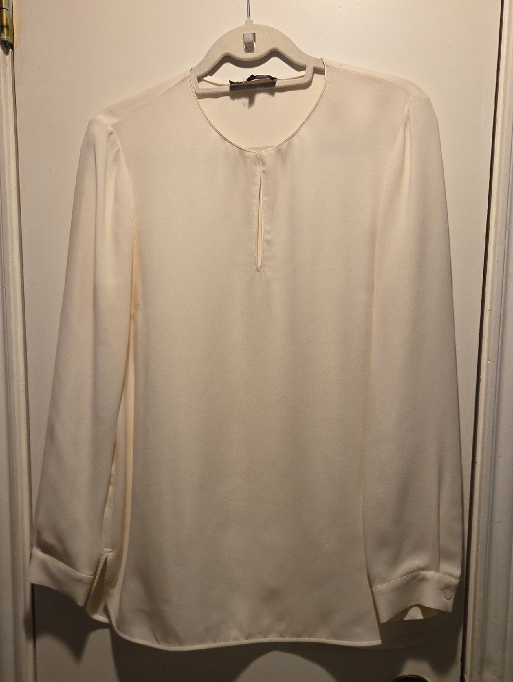 Lafayette 148 New York Cream Top ,sz M/L.100 %Silk.